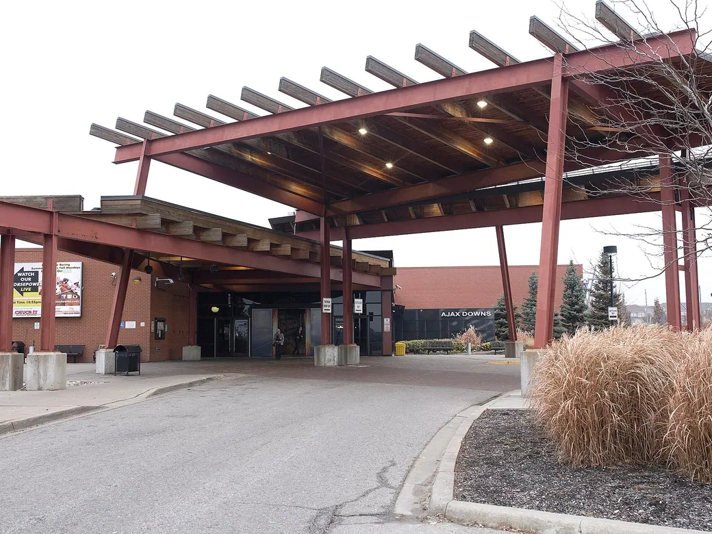 Casino Ajax entrance canopy over the drop-off lane